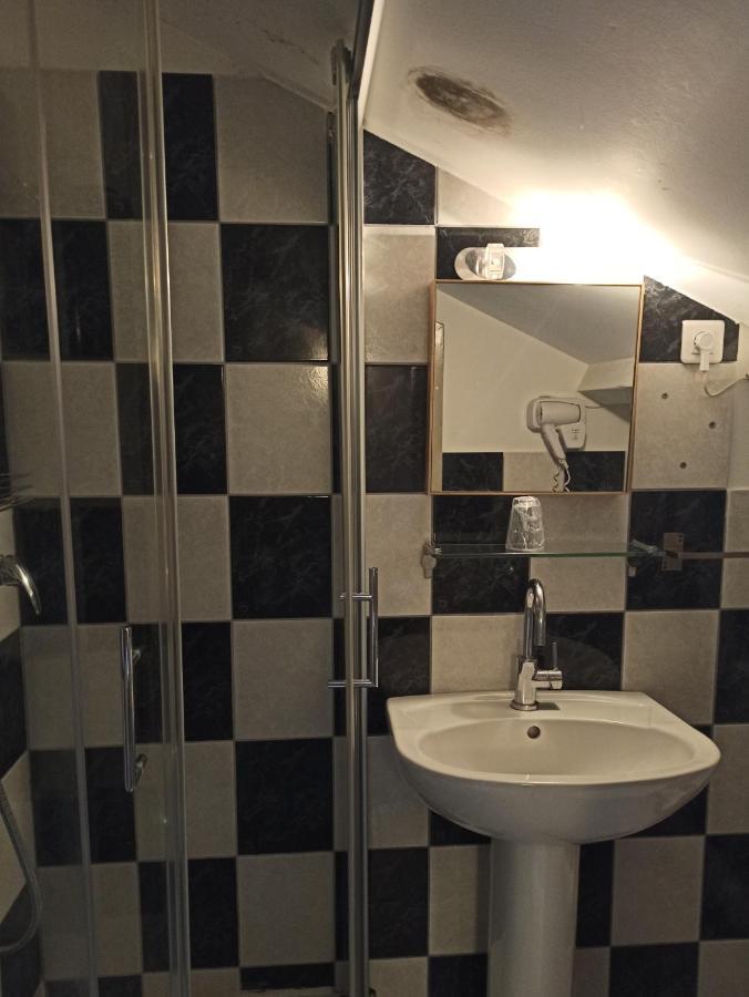 Le Poudrier Hotel Limoges Bagian luar foto